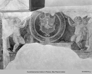 Wandfresko eines Grabmals mit Wappen und Putti
