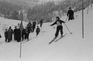 Pioniere beim Wettkampf im Skislalom : Teilnehmer bei der Abfahrt