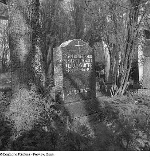 Grabstein für Oskar Garten : Dresden. Friedhof (vielleicht auf dem Weißen Hirsch). Grabstein für Oskar Garten (wohl 1955)