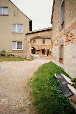 Bauernhof, Ecke Wohnhaus und Hofeinfahrt