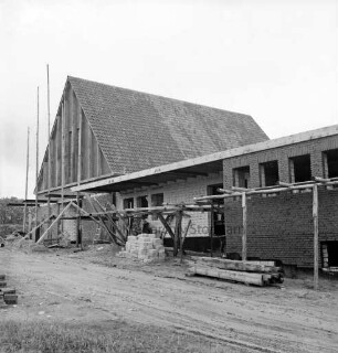 Friedhofskapelle auf Südfriedhof: Rohbau mit Gerüsten: davor Baumaterialien
