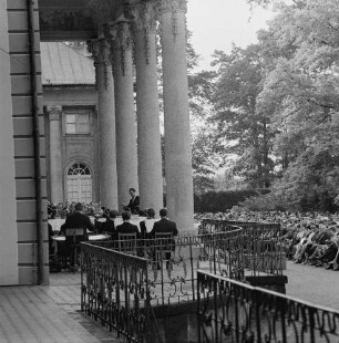 Serenade in Pillnitz mit Kurt Masur : Serenade im Hof von Schloß Pillnitz. Konzert der Dresdner Philharmonie unter Leitung von Kurt Masur, Zuhörer und Orchester