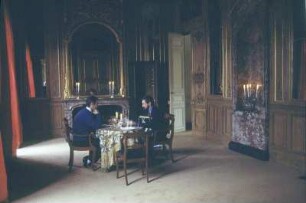 Paris. Karl Lagerfeld mit einem Gast am Tisch eines Palaisraumes