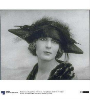 Frau mit Hut von Hanna Haars