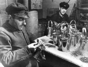 Winterhilswerk 1940. Sammelbüchsen werden verplombt.