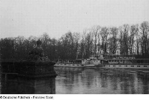 Dresden-Pillnitz. Blick von der Freitreppe am Wasserpalais von Schloss Pillnitz über die Elbe mit Dampfer