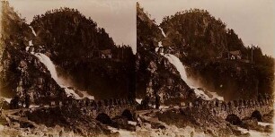 Bergige Landschaft mit Wasserfall