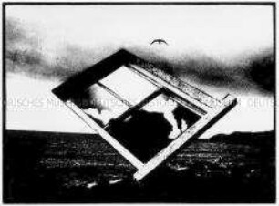 Fotomontage mit Fenster vor dunkler Landschaft (Altersgruppe 14-17)