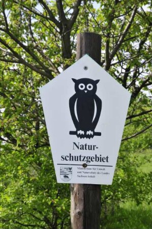 Vorharzgebiet - Naturschutz : Ein Schild weist das hügelige Vorharzgebiet in der Nähe von Gernrode als Naturschutzgebiet aus, aufgenommen am 5. Mai 2010