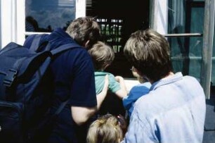 Museumsbesucher am Bandweberhaus