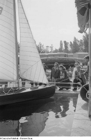 Besucher vor einem Segelboot