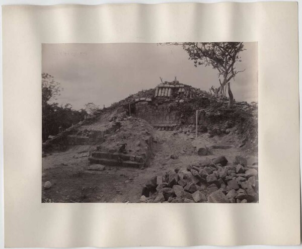 "Mound 6. Cinquième jour de fouilles. Vue vers l'ouest".