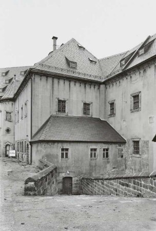 Königstein. Festung. Torhaus und Streichwehr (1589-1591; P. Buchner). Blick gegen Nordseite des Torhauses mit Anbau und geneigter Ebene neben dem östlich der Streichwehr gelegenen Graben
