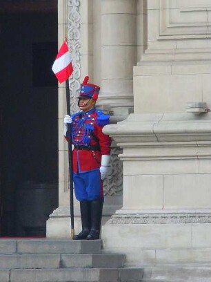 Lima - Gardist vor dem Präsidentenplast : Ein Gardist in historischer Uniform steht vor dem Eingang zum Präsidentenpalast. Aufgenommen am 27. August 2011 in der Hauptstadt Lima
