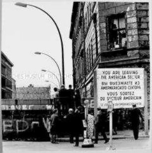 Bilderzyklus Berliner Mauer - Besucher auf einer Maueraussichtsplattform