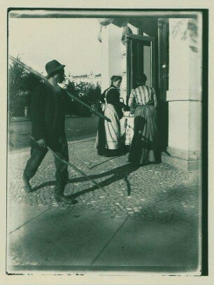 Straßenszene mit Mann und zwei Frauen in Berlin