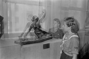 Ausstellung der Sowjetunion im Gebäude des Finanzministeriums der DDR am Werderschen Markt anlässlich der III. Weltfestspiele in Berlin : Zwei Ausstellungsbesucher vor einer Plastik