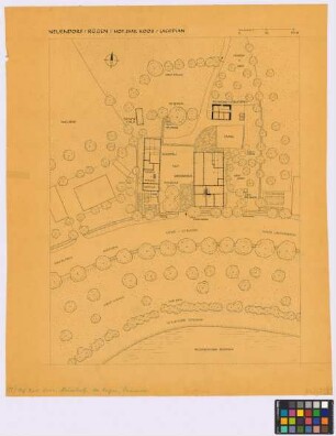 Neuendorf auf Rügen (Landkreis Rügen): Hof Emil Koos. Lageplan mit. - Bienenhaus (Grundriss). - Ziehbrunnen (Grundriss). - Schweine- und Schafstall (Grundriss). - zwei Aborte (Grundriss). - Ziehbrunnen 2 (Grundriss). - Haupthaus (Grundriss). - Laube (Grundriss). - Nachbar (Umriss). - Kuhstall (Grundriss). - Geräte und Wagenschuppen (Grundriss). - Rügenscher Bodden (Umriss)