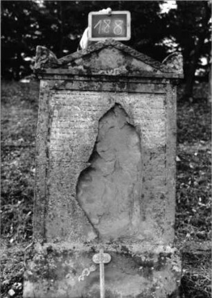 Grabstein 188 (Index: 100090514) Material: Sandstein Zustand: verwitt/Schriftfeld zu 1/3 weggebrochen Maße HxBxT: 142x80x14 cm Beschreibung: Stele, Sockel, Giebel mit Eckakroteren, rechteckiges Schriftfeld eingetieft Symbolik: Wellenmuster/Blätter in den Akroteren: Grabstein 188