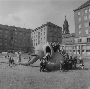 Dresden. Innenhof der Bebauung zwischen Weißer Gasse und Gewandhausstraße mit kleinem Spielplatz