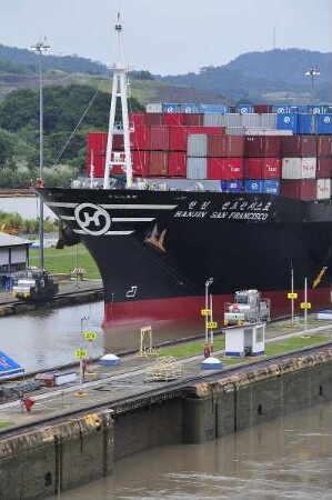 Miraflores-Kanalschleuse mit Containerschiff : Am 80 km langen Panama-Kanal vom Atlantik zum Pazifik können Besucher in der Miraflores-Schleuse die Durchfahrt großer Containerschiffe beobachten, wie der chinesischen "Hanjin San Francisco". Aufgenommen am 15. September 2011