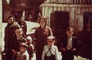 Lachende Frauen und Kinder vor einem Haus in der Krawieckastraße im jüdischen Viertel von Lublin