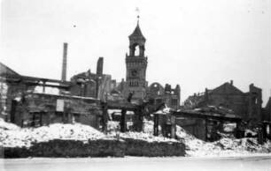 Ruine der Zentralmarkthalle, Blickrichtung Südost vom Königsplatz (heute Wilhelm-Leuschner-Platz)