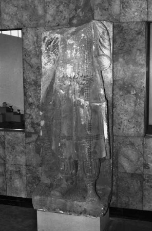 Grabrelief mit Gewandfigur in Parthertracht