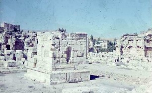 Baalbek kl. Altar auf Opfer-Hof