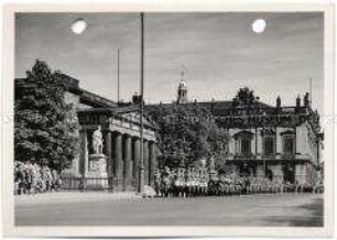 Berlin, Ehrenmal, Abziehen der Wache