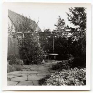 Deutsche Gartenschau 1950 auf dem Killesberg, Stuttgart: Gebäude (Wohnhaus?) mit Plattenweg, Sitzecke im Garten