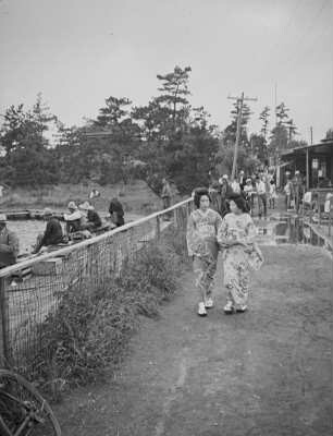 Teich mit Anglern in Haneda : Teich mit Anglern in Haneda. Ansicht mit zwei Spaziergängerinnen im Kimono