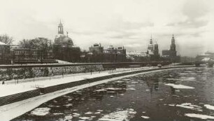 Dresden, Blick von der Carolabrücke elbabwärts über die Elbe auf die Altstadt im Winter mit Eisgang