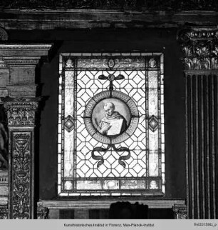 Fenster mit Rundbild des heiligen Bernhardin von Siena