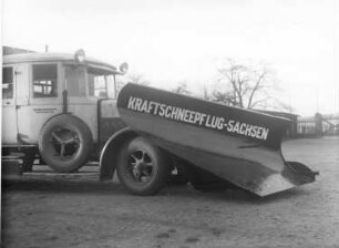 Kraftschneepflug - Sachsen : Kraftschneepflug - Sachsen. Vorbauschneepflug an einem Kraftomnibus der Kraftverkehr Freistaat Sachsen AG. Ansicht von rechts