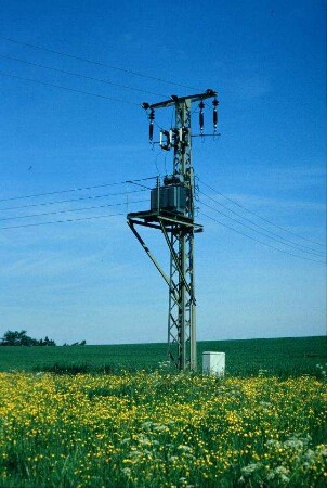kleines Umspannwerk an einem Freileitungsmast