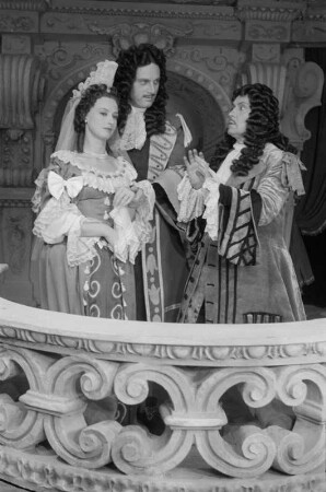 Szenenbilder aus der Komödie "Der Menschenfeind" von Molière am Schlossparktheater Berlin-Steglitz