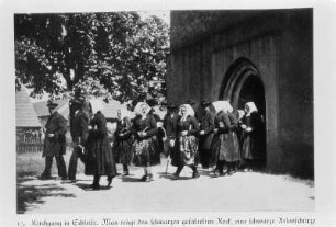 Frauen in Schleifer Tracht nach dem Gottesdienst in Schleife. : Žony w Slepjanske drasće po Božej mši w Slepom.