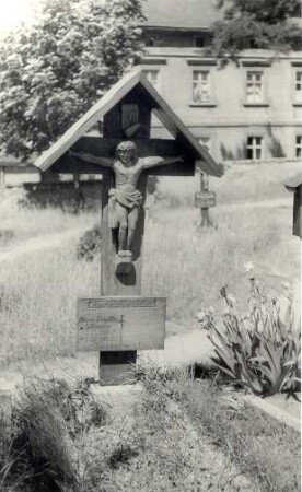 Grabkreuz in Crostwitz : Handwerkstechniken - Tischlerei. Ort: Chrósćicy / Crostwitz. Kreuz auf dem Friedhof