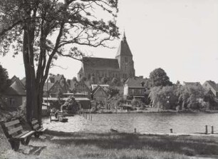 Mölln, Ansicht der Stadt mit Nikolaikirche über den Schmalsee vom Wassertor von Nordnordost
