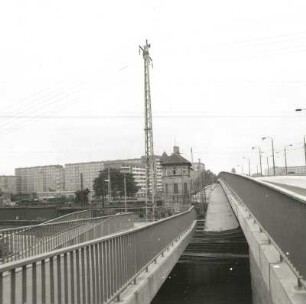 Cottbus. Bahnhofsbrücke. Blick von Norden gegen Bahnstellwerk