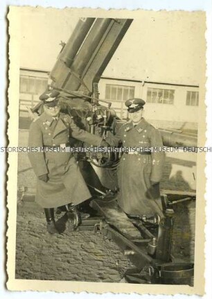 Wehrmachtsoffiziere an einem Geschütz