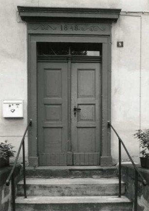 Medingen, Hauptstraße 8. Dorfschule (Wohnhaus) (1848). Hauseingang