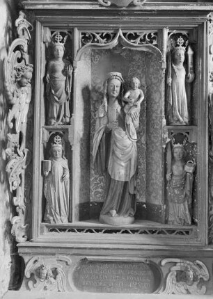 Linker Seitenaltar: Marienaltar — Mittelschrein mit der Madonna, gerahmt von vier weiblichen Heiligen