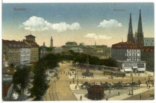 Dresden. Postplatz mit Straßenbahnen und Pferdedroschken