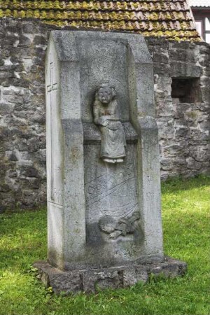 Stele mit einer sitzenden Figur und einem Schwert und einem Zepter darunter