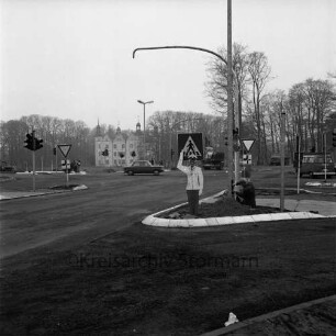Lübecker Straße / B 75: vorne links Einmündung Ostring: rechts Einmündung Am Weinberg: Fertigstellung der Verkehrsinseln und der Verkehrsampeln: im Hintergrund Schloss