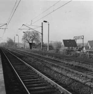 Bennewitz-Altenbach. Blick über den Haltepunkt Altenbach (1.10.1913 Eröffnung) an der Eisenbahnstrecke Leipzig - Dresden gegen Wohnhäuser