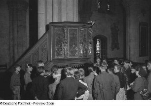 Besucher vor der Kanzel während der Besichtigung des Naumburger Domes St. Peter und Paul