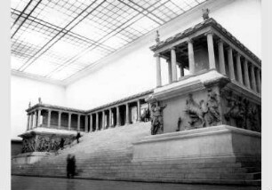 Blick auf den Pergamonaltar im Pergamonmuseum